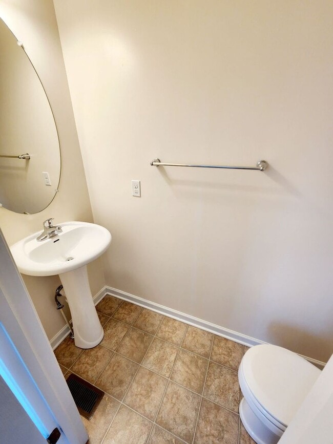 Building Photo - 3 bed/2.5 bath Townhouse in Westover - Ava...