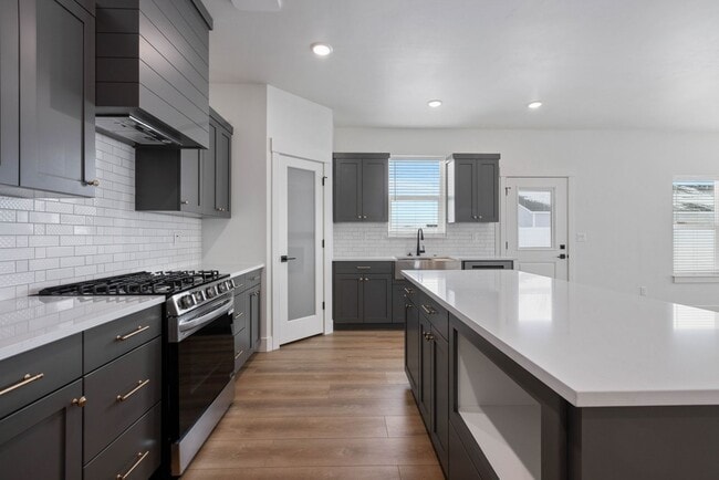 Building Photo - DARLING twin home located in Sugar City, Idaho 3 Bed 2 full baths with fully fenced yard and XL 2...