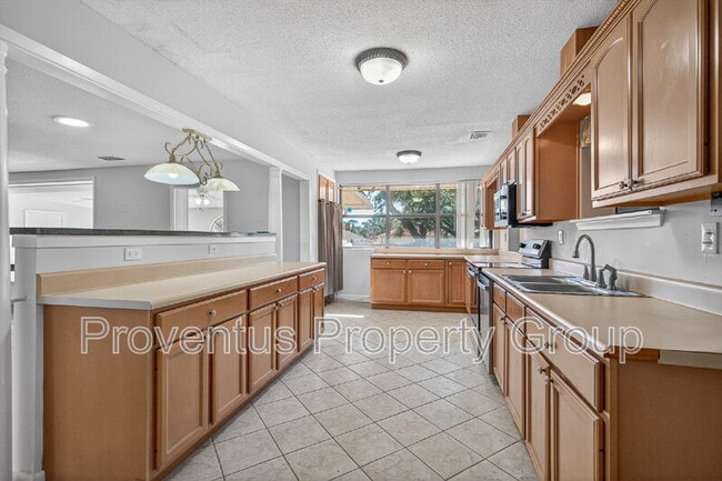Building Photo - 8 Manor Dr