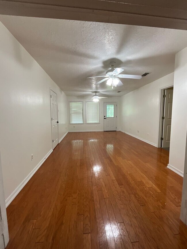 Building Photo - 1018 Meadow Brook Street