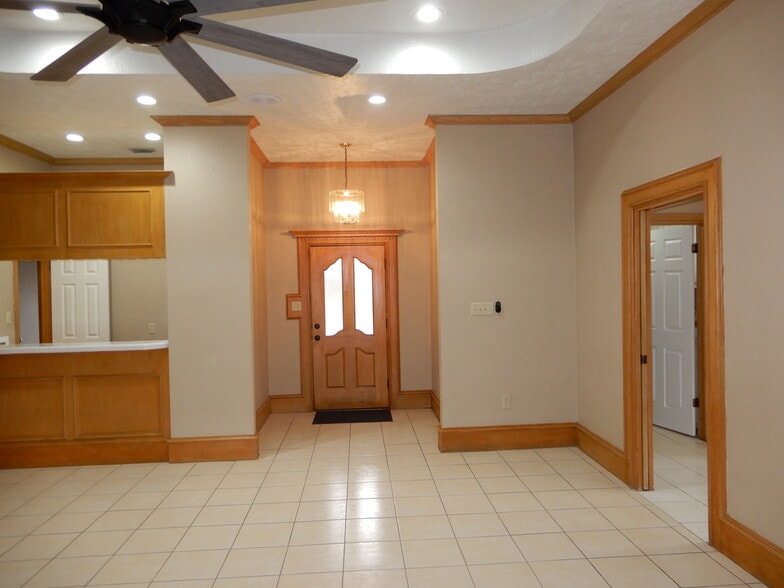 Building Photo - 512 E Yarrow Ave