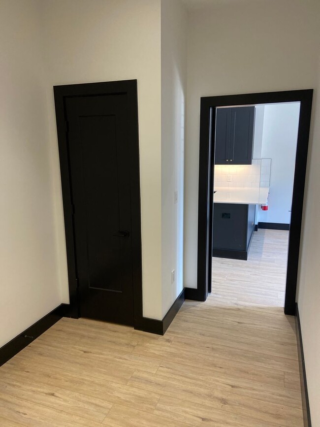 Building Photo - Beautiful one bedroom with den at Watermar...