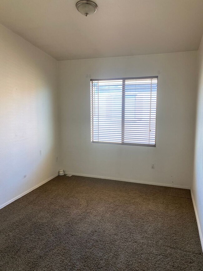 Building Photo - 2 bed, 2.5 bath, 2 car garage Townhome