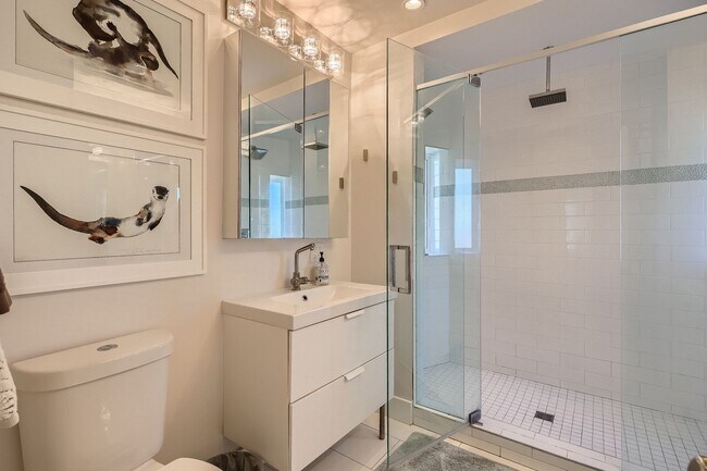 Building Photo - Available NOW! Fully Furnished 4 Bedroom 2 Bath Beautiful Home in Denver!