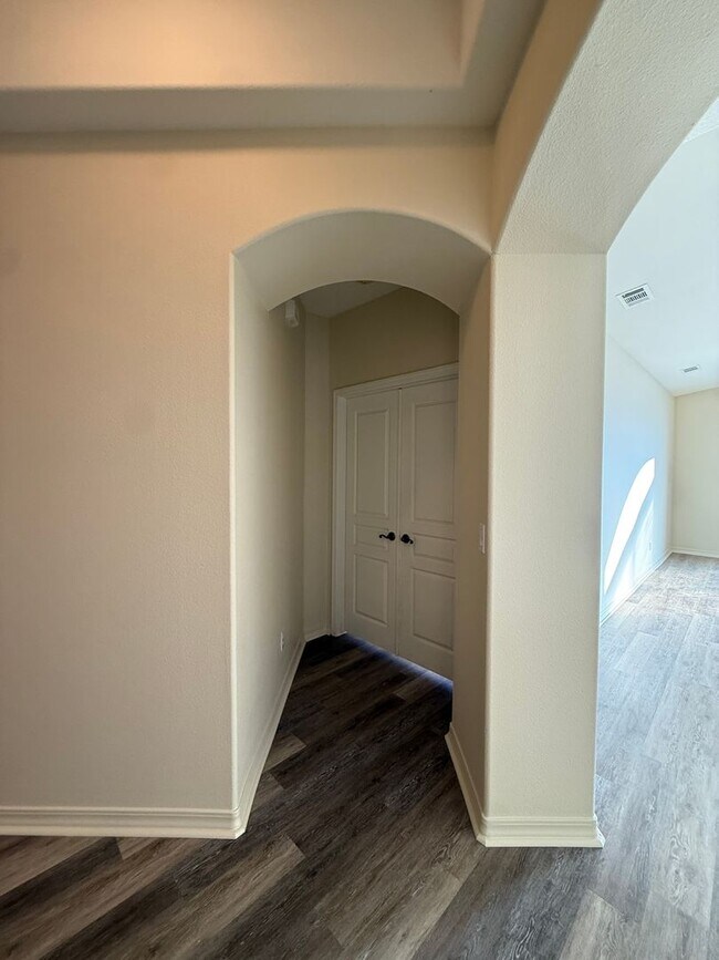 Building Photo - Beautiful Bradley Square Single Story Home With Easy Access to Shopping/101 Frwy