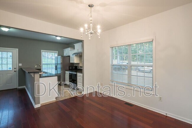 Building Photo - 1331 Memorial Dr SE
