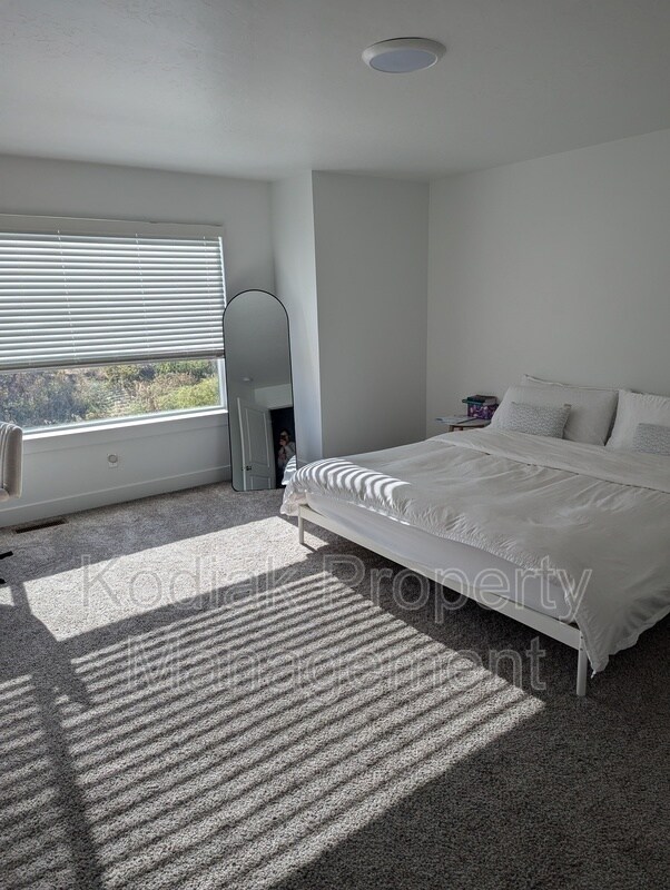 Building Photo - 1088 N 1840 W