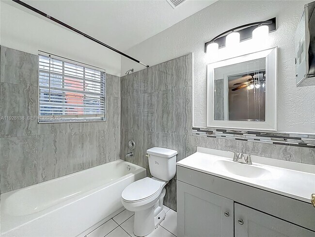 Building Photo - 530 NE 34th St