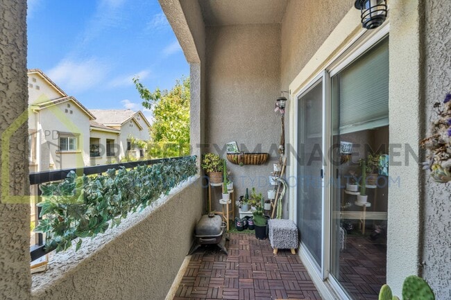 Building Photo - Spacious 2 (or 3!) Bed Condo in Gated Comm...