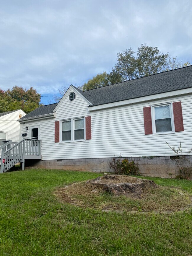 Building Photo - 4919 Windsor Ave