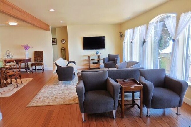 Building Photo - Amazing Dash Point Beach Front Home!