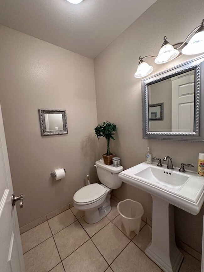 Building Photo - Single Family Executive Style Home in Gated Community