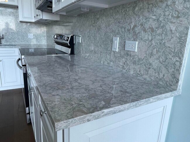 Building Photo - 311 Oak St