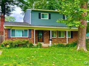 Building Photo - 5 Bedroom 2.5 Bathroom! Parking! Pets Welc...