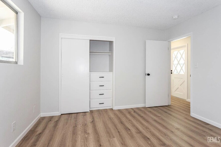 Building Photo - 2401 Rio Vista Dr