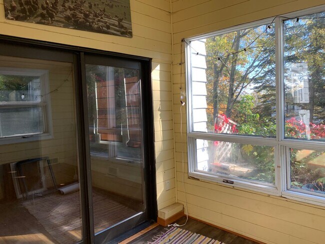 Building Photo - AVAILABLE SEPTEMBER - Must-Have 3 BED 2 BATH