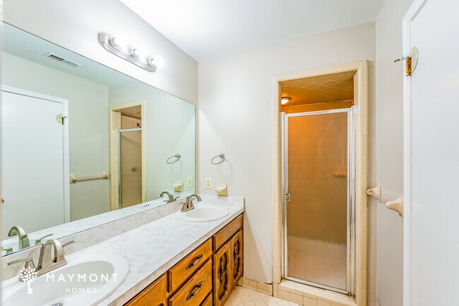 Building Photo - Inviting Three-Bedroom Home