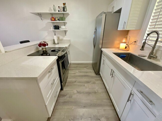 Building Photo - 2 bed 2 bath, Private yard, 2 parking stalls