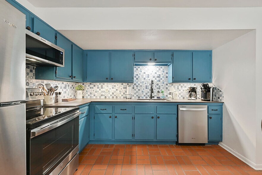 Building Photo - 941 Navidad St