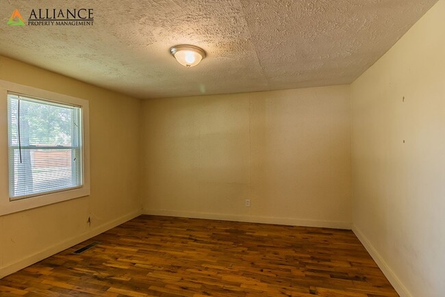 Building Photo - 360° VIRTUAL TOUR ~ Great Location off For...