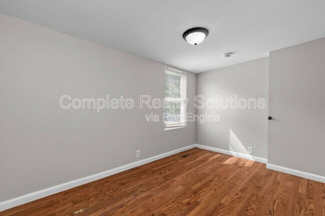 Building Photo - 3021 Iowa Ave