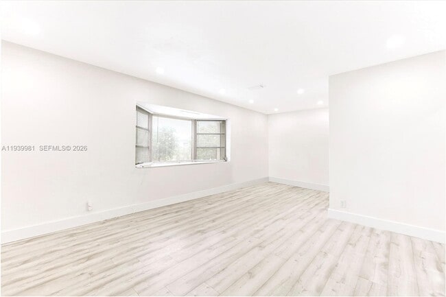 Building Photo - 2911 NW 5th Ct