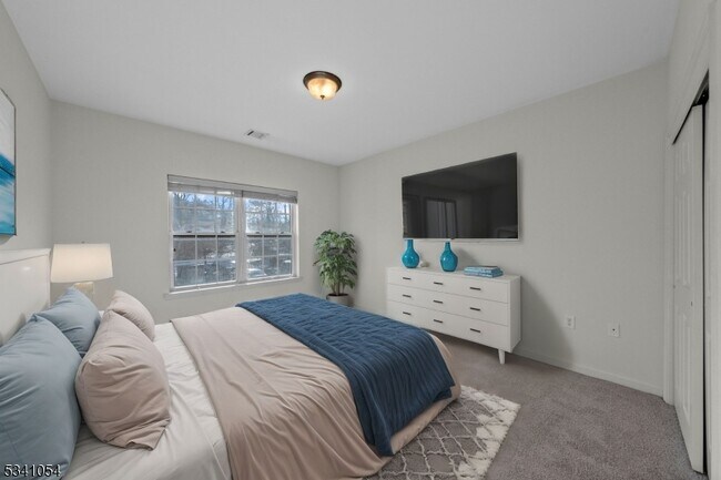 Building Photo - 19 Park Dr