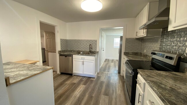 Building Photo - Updated 3 Bed 2 Bath Single Family Home in...