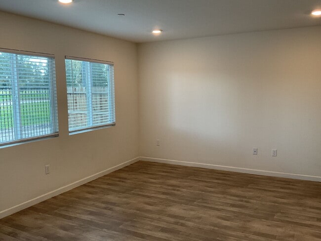 Building Photo - "Charming 3-Bed, 3-Bath Home right on the golf course - 1370 Sq Ft of Cozy Living!"