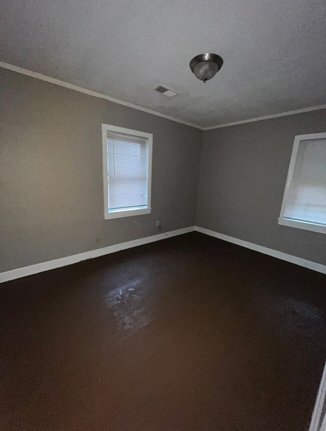 Building Photo - Renovated house in quite Neighborhood