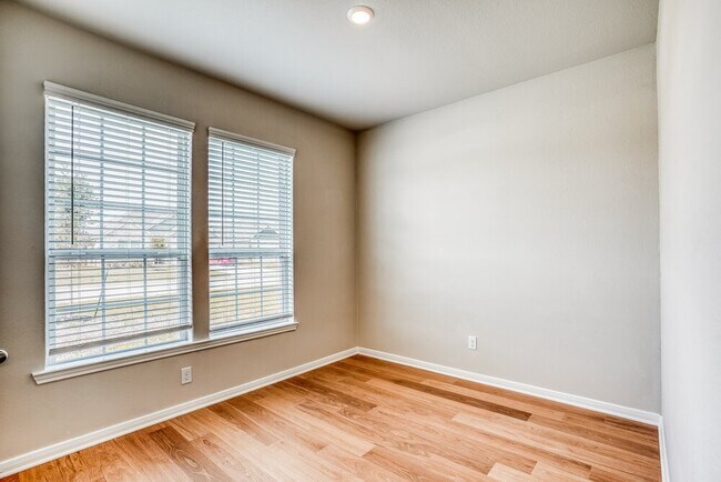 Building Photo - 404 Mustang Trot Dr