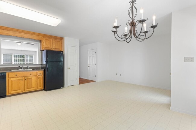 Building Photo - Spacious Townhouse with Basement in Farmvi...