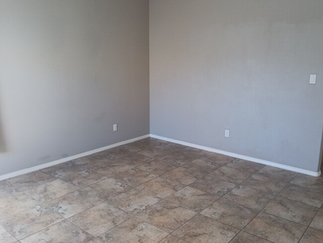 Building Photo - Spacious 3 bedroom, 2.5 bathroom home! Sho...