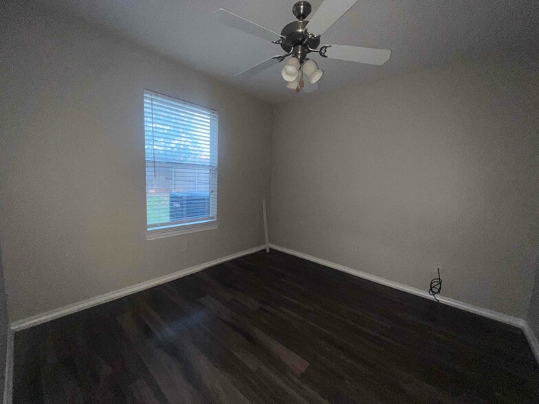 Building Photo - 812 Becard Dr