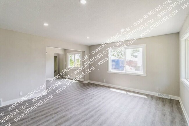 Building Photo - 129 Paine St SE