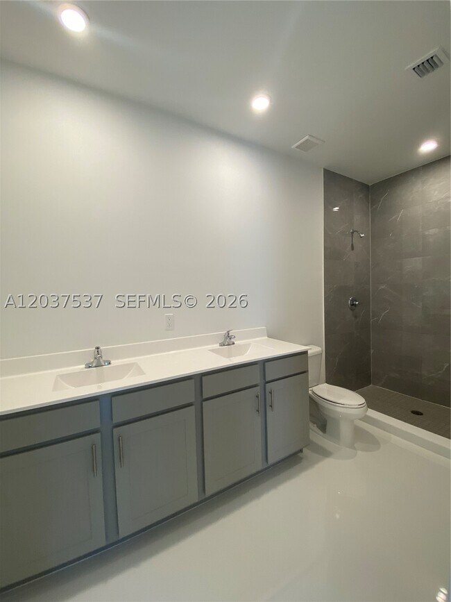 Building Photo - 2402 SW 145th Pl
