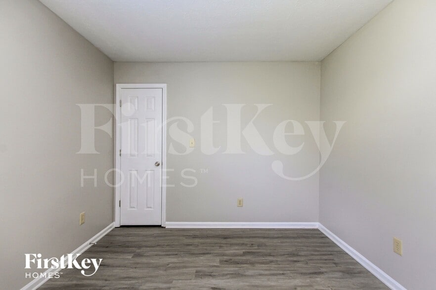 Building Photo - 6747 Long Run Dr