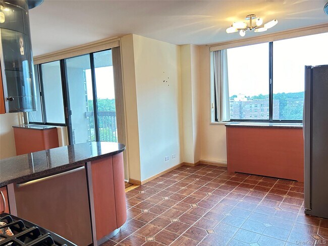 Building Photo - One Bay Club Dr