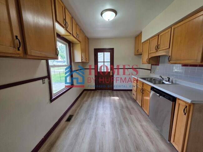 Building Photo - Two Bedroom House | Detached Garage