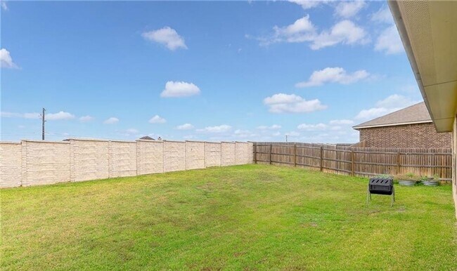 Building Photo - 4 bedroom 2 bathroom house! HOUSING ACCEPTED! MOVE-IN SPECIAL!!