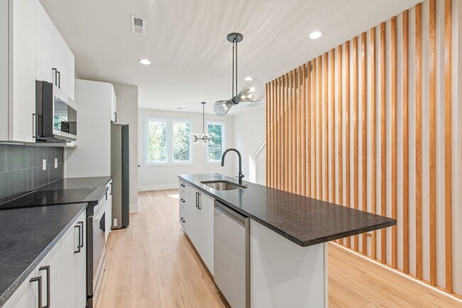 Building Photo - Modern, Move-In Ready Living in Plaza Midwood