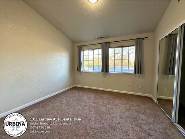 Building Photo - Stylish 2 Bedroom Santa Rosa Townhome with New Flooring Downstairs