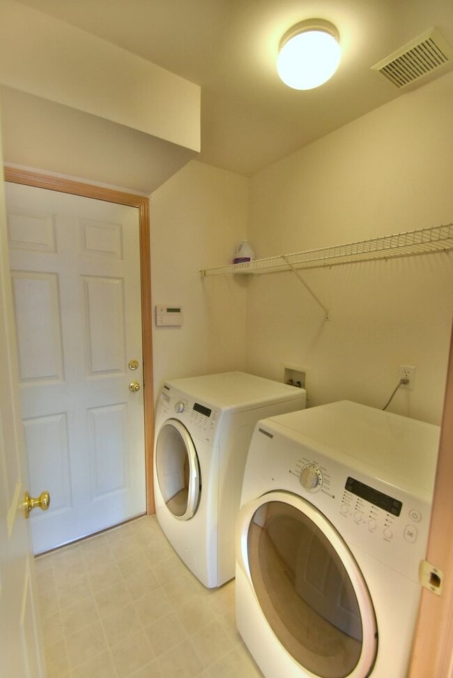 Building Photo - 4Bd/2.5Ba Everett House