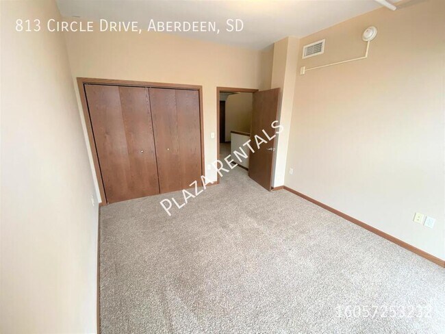 Building Photo - 214 S Kline St