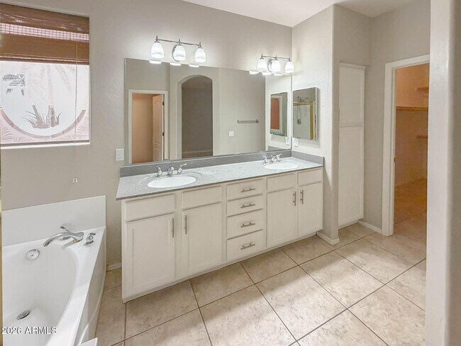 Building Photo - 203 W Cedar Dr
