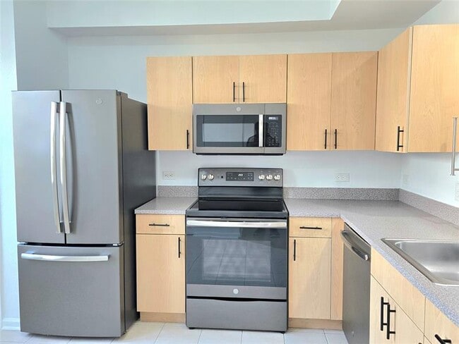 Building Photo - 533 NE 3rd Ave