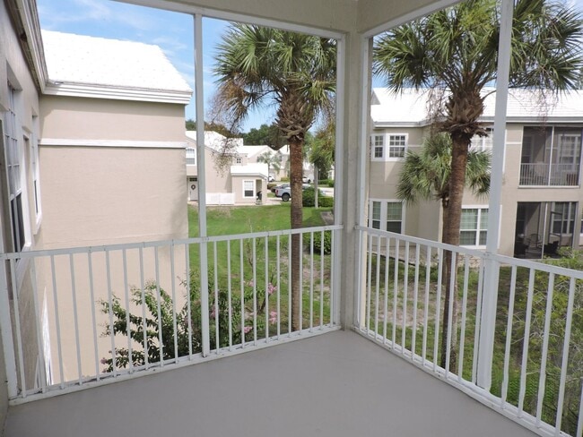 Building Photo - 2/2 Townhome Located in Carriage Homes At ...