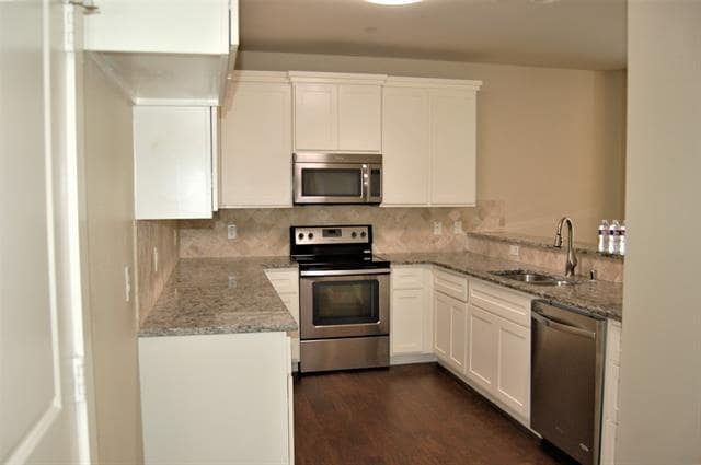 Building Photo - 213 Lily Ln