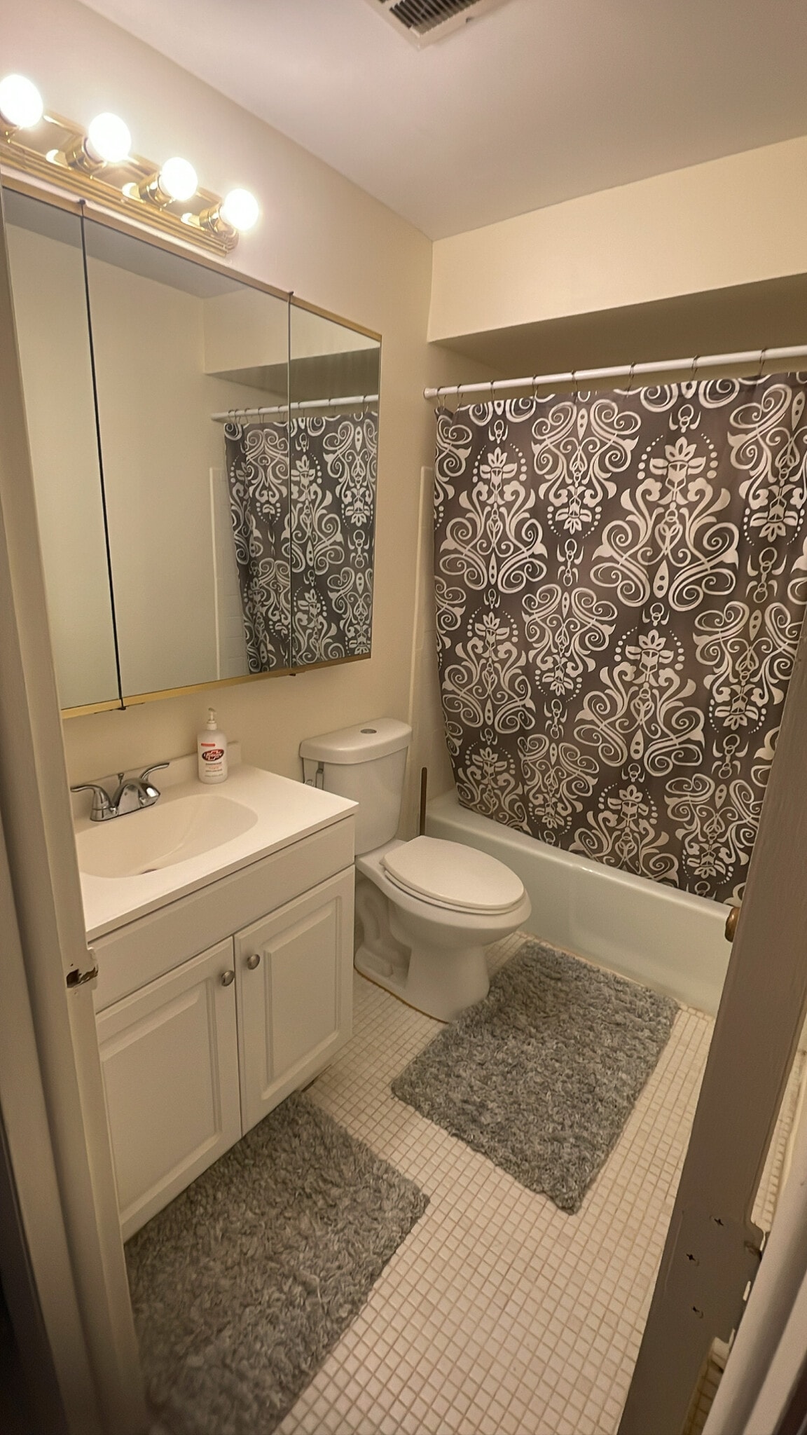 Building Photo - 7 Oak Creek Dr