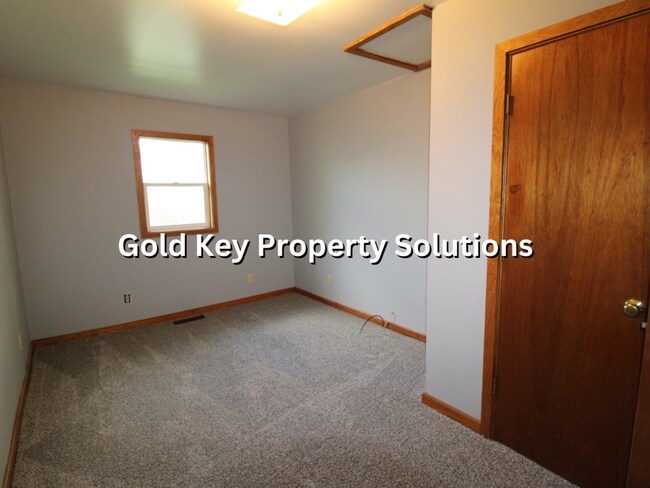 Building Photo - 3 BR 1.5 BA House with Garage and Central Air